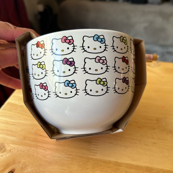 Hello Kitty ramen bowl with chopsticks (NWT) - Picture 5 of 6